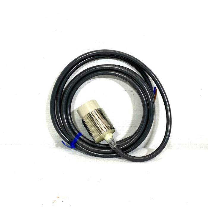 オムロン　近接センサー　E2E-X18MY2